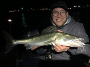 Snoekbaars op de vib lure in het donker
